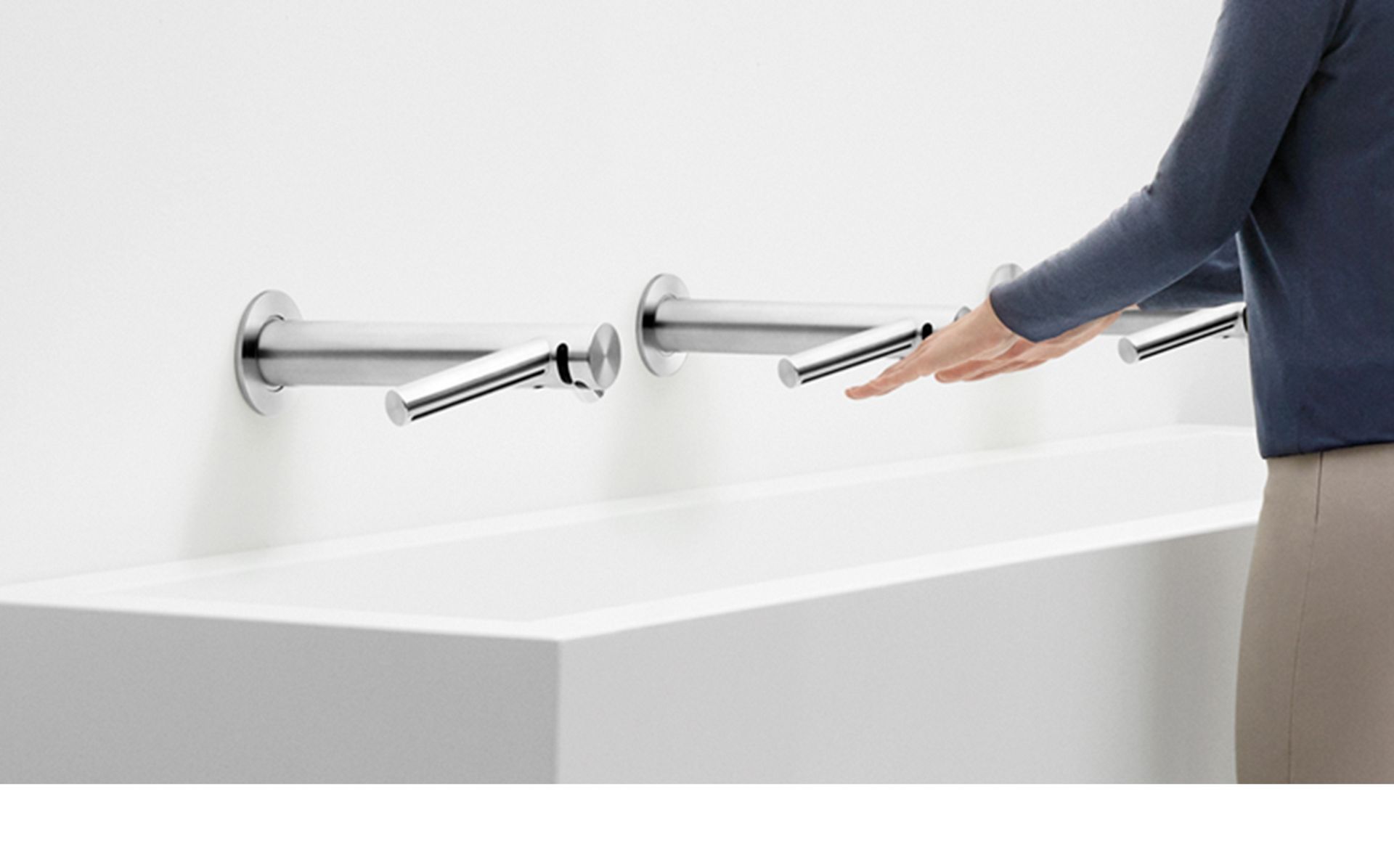 在洗手池内洗手干手的 Airblade™干手技术
